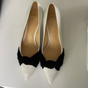 Amazing condition Alexander Birman kitten heels with black velvet bow